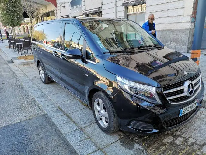 Intérieur cuir du van Mercedes Classe V d'Ethique VTC Toulouse